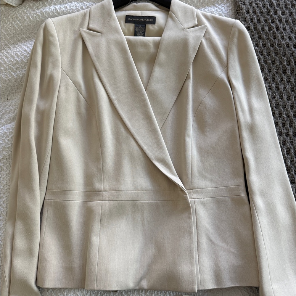 Banana Republic Cream colored Women’s Suit